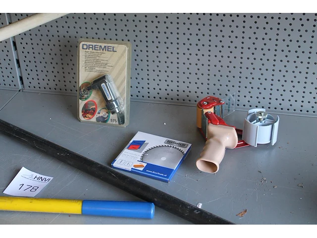 Diverse gereedschappen w.o. stootijzer, platenschaar, perstang en zaagblad. - afbeelding 3 van  3