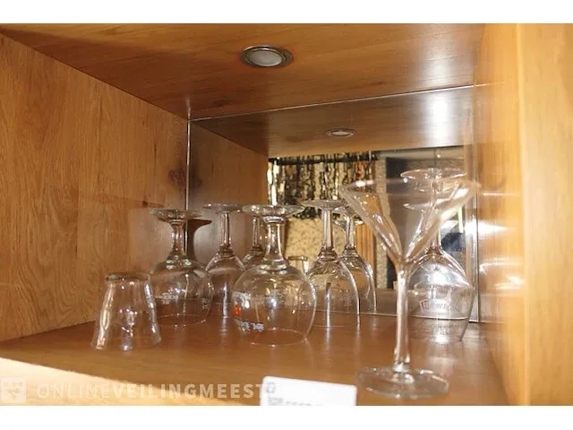 Diverse glaswerk en decoratiemateriaal - afbeelding 2 van  10