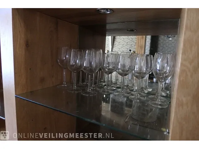 Diverse glaswerk en decoratiemateriaal - afbeelding 9 van  10