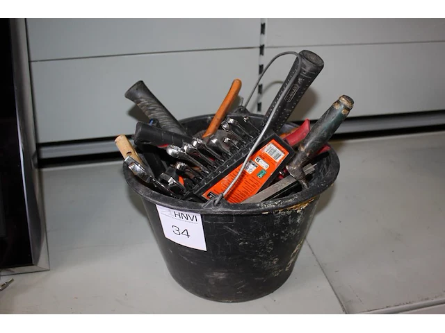 Diverse handgereedschap in emmer waaronder hamers en sleutels. - afbeelding 1 van  2