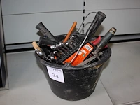 Diverse handgereedschap in emmer waaronder hamers en sleutels. - afbeelding 1 van  2