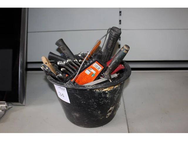 Diverse handgereedschap in emmer waaronder hamers en sleutels. - afbeelding 2 van  2