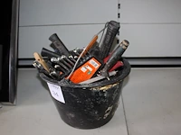 Diverse handgereedschap in emmer waaronder hamers en sleutels. - afbeelding 2 van  2