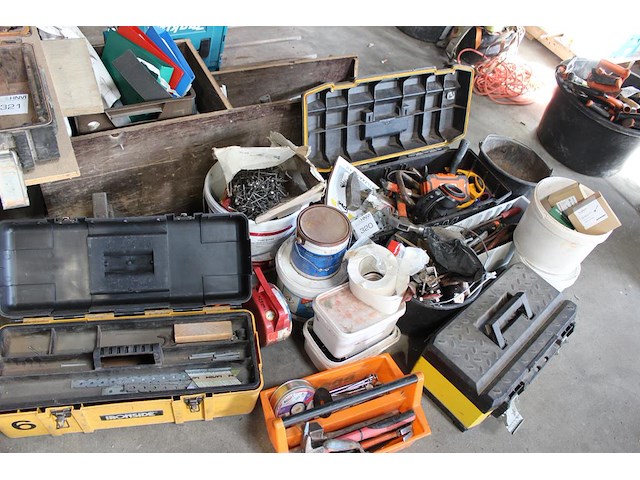 Diverse handgereedschappen en bevestigingsmaterialen in en om drie gereedschapskisten. - afbeelding 1 van  7