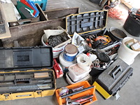 Diverse handgereedschappen en bevestigingsmaterialen in en om drie gereedschapskisten. - afbeelding 1 van  7