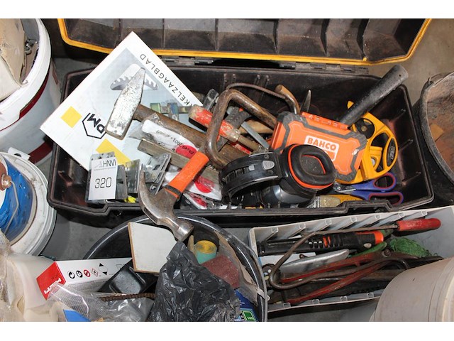 Diverse handgereedschappen en bevestigingsmaterialen in en om drie gereedschapskisten. - afbeelding 2 van  7