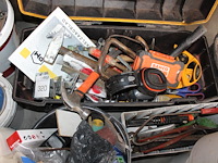 Diverse handgereedschappen en bevestigingsmaterialen in en om drie gereedschapskisten. - afbeelding 2 van  7