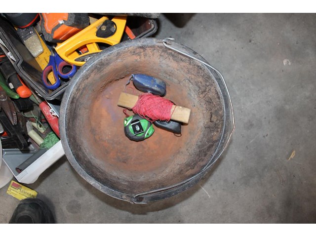 Diverse handgereedschappen en bevestigingsmaterialen in en om drie gereedschapskisten. - afbeelding 3 van  7