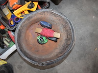 Diverse handgereedschappen en bevestigingsmaterialen in en om drie gereedschapskisten. - afbeelding 3 van  7