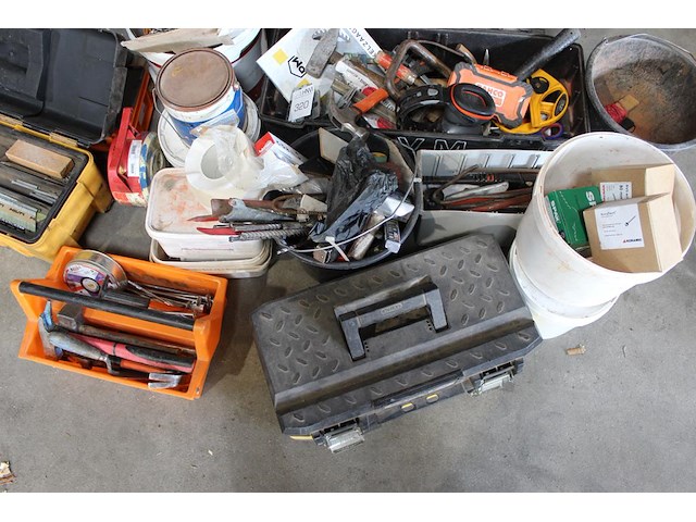 Diverse handgereedschappen en bevestigingsmaterialen in en om drie gereedschapskisten. - afbeelding 4 van  7