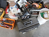 Diverse handgereedschappen en bevestigingsmaterialen in en om drie gereedschapskisten. - afbeelding 4 van  7