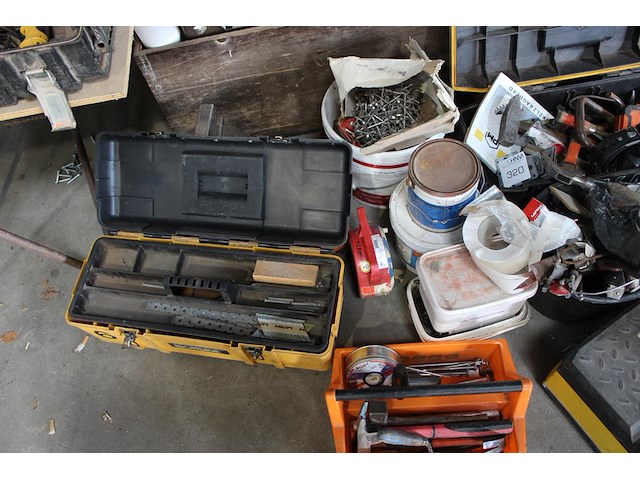 Diverse handgereedschappen en bevestigingsmaterialen in en om drie gereedschapskisten. - afbeelding 5 van  7