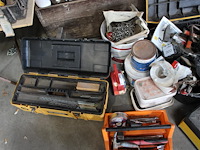 Diverse handgereedschappen en bevestigingsmaterialen in en om drie gereedschapskisten. - afbeelding 5 van  7