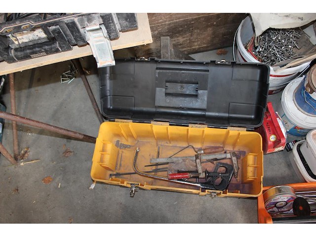 Diverse handgereedschappen en bevestigingsmaterialen in en om drie gereedschapskisten. - afbeelding 6 van  7