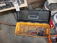 Diverse handgereedschappen en bevestigingsmaterialen in en om drie gereedschapskisten. - afbeelding 6 van  7