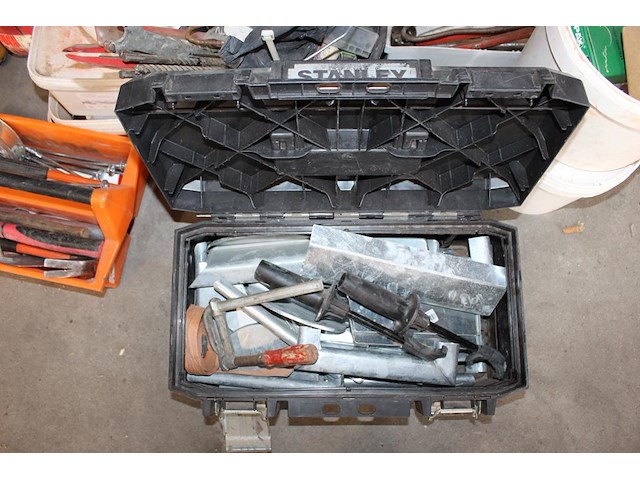 Diverse handgereedschappen en bevestigingsmaterialen in en om drie gereedschapskisten. - afbeelding 7 van  7