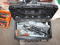 Diverse handgereedschappen en bevestigingsmaterialen in en om drie gereedschapskisten. - afbeelding 7 van  7