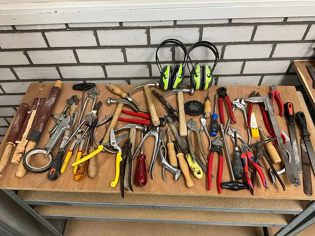 Diverse handgereedschappen - afbeelding 1 van  4