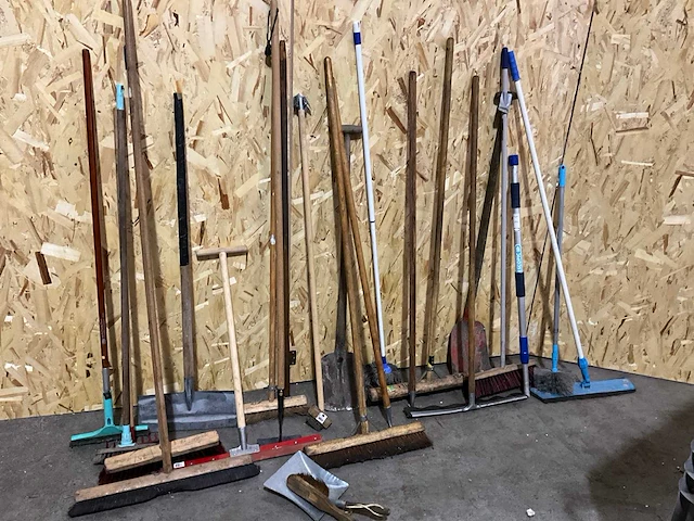 Diverse handgereedschappen - afbeelding 1 van  6