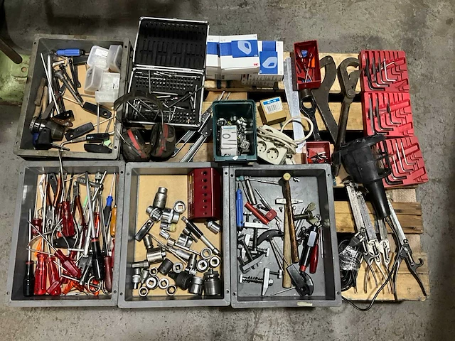 Diverse handgereedschappen - afbeelding 1 van  7