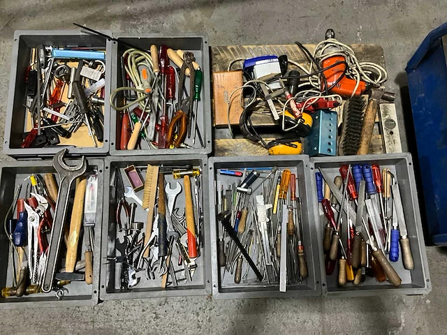 Diverse handgereedschappen - afbeelding 1 van  7