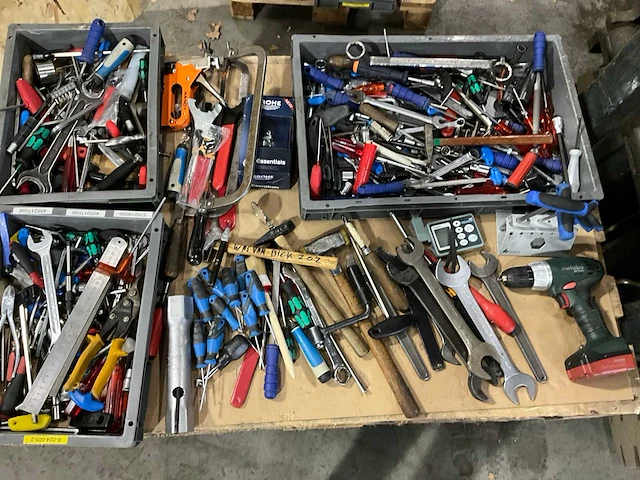 Diverse handgereedschappen - afbeelding 1 van  9