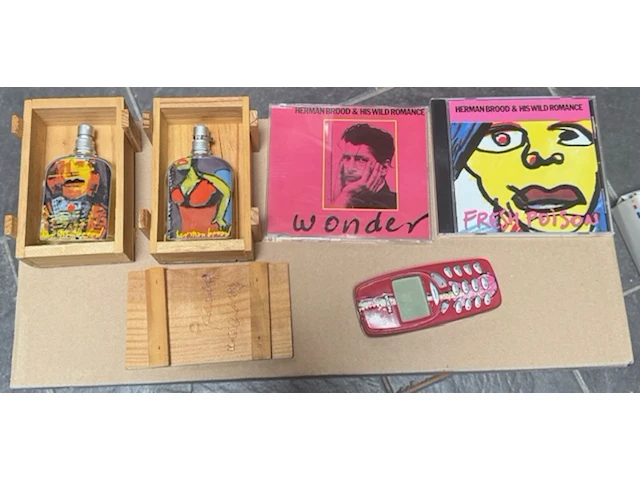Diverse herman brood verzamelobjecten met 2x vitrinekast - afbeelding 1 van  8