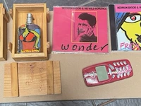 Diverse herman brood verzamelobjecten met 2x vitrinekast - afbeelding 1 van  8