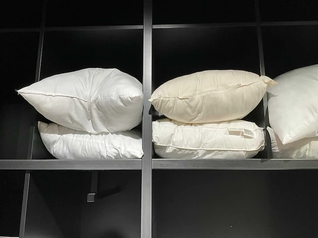 Diverse hoofdkussens en dekens - afbeelding 3 van  5