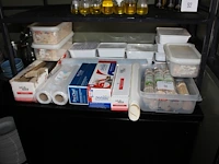 Diverse horecaproducten waaronder spuitzakken, aluminiumfolie, sateprikkers en plastic folie op schap. - afbeelding 1 van  3
