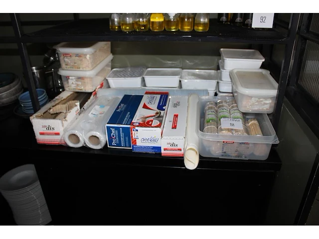 Diverse horecaproducten waaronder spuitzakken, aluminiumfolie, sateprikkers en plastic folie op schap. - afbeelding 2 van  3