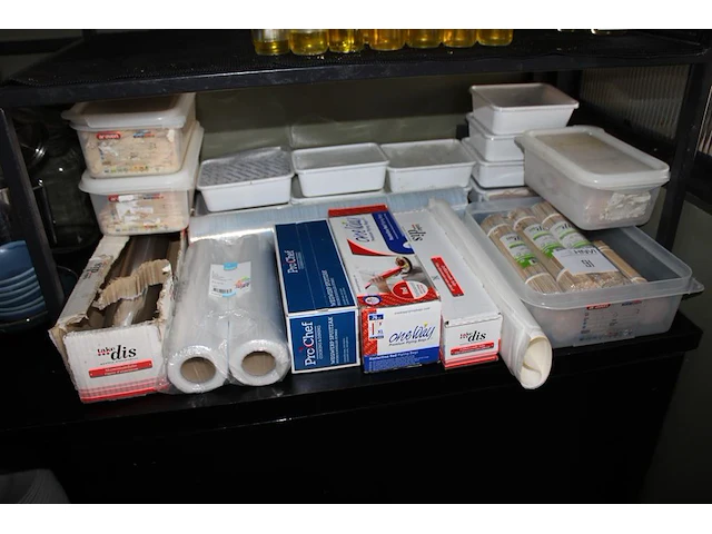 Diverse horecaproducten waaronder spuitzakken, aluminiumfolie, sateprikkers en plastic folie op schap. - afbeelding 3 van  3