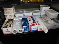 Diverse horecaproducten waaronder spuitzakken, aluminiumfolie, sateprikkers en plastic folie op schap. - afbeelding 3 van  3