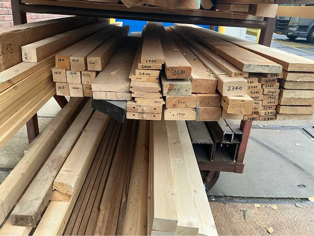 Diverse houten balken en latten - afbeelding 5 van  9