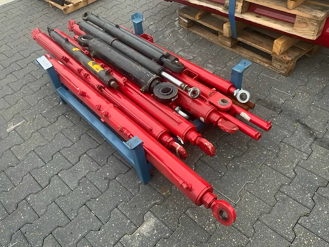 Diverse hydraulische cilinders voor schuitemaker (circa 12 stuks) - afbeelding 1 van  8