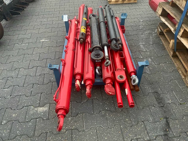 Diverse hydraulische cilinders voor schuitemaker (circa 12 stuks) - afbeelding 2 van  8