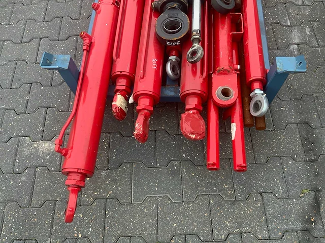 Diverse hydraulische cilinders voor schuitemaker (circa 12 stuks) - afbeelding 5 van  8