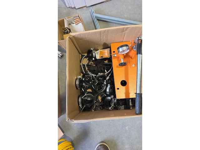 Diverse installatie materiaal , o.a. schneider - afbeelding 5 van  15
