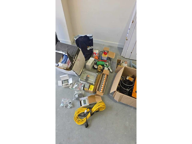 Diverse installatie materiaal , o.a. schneider - afbeelding 1 van  15
