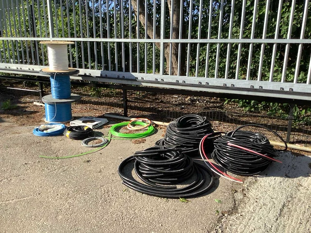 Diverse kabels en buizen - afbeelding 1 van  5