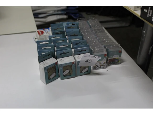Diverse kantoorartikelen soho waaronder elastiek, punaises en paperclips - afbeelding 2 van  2