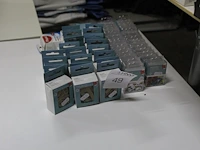 Diverse kantoorartikelen soho waaronder elastiek, punaises en paperclips - afbeelding 2 van  2