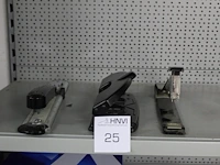 Diverse kantoorartikelen w.o. nietmachine rapio, perforator esselte type q25 en nietmachine lang - afbeelding 1 van  2