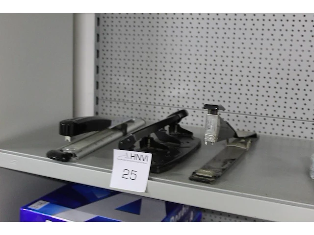 Diverse kantoorartikelen w.o. nietmachine rapio, perforator esselte type q25 en nietmachine lang - afbeelding 2 van  2