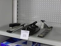Diverse kantoorartikelen w.o. nietmachine rapio, perforator esselte type q25 en nietmachine lang - afbeelding 2 van  2