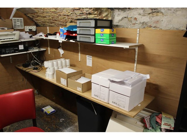 Diverse kantoormaterialen op twee schappen. - afbeelding 1 van  2