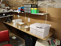 Diverse kantoormaterialen op twee schappen. - afbeelding 1 van  2