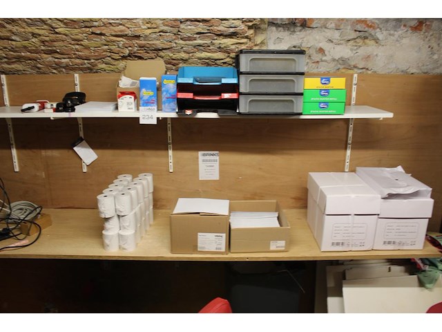 Diverse kantoormaterialen op twee schappen. - afbeelding 2 van  2