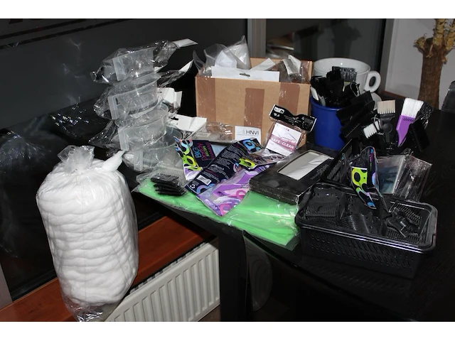 Diverse kappersproducten en disposables w.o. klemmen, kwasten, watten en verfbakjes. - afbeelding 1 van  3