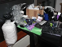 Diverse kappersproducten en disposables w.o. klemmen, kwasten, watten en verfbakjes. - afbeelding 1 van  3